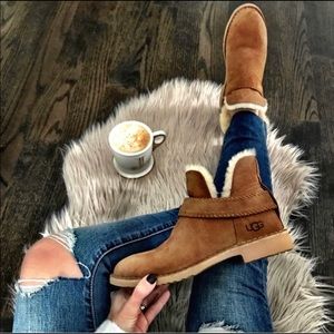 Ugg Women McKay Bootie in Chestnut Suede
